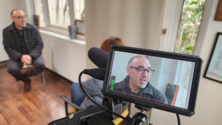 Cristian Martínez habla con Lucia Newman de Al Jazeera sobre la búsqueda de respuestas después de que su padre desapareció durante la dictadura de Pinochet en Chile.