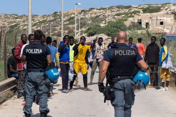 Лампедуза, Италия – Повече от 2000 души и 289 деца