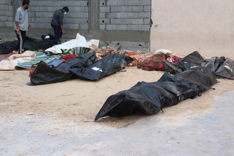 DERNA, LÍBIA - 12 DE SETEMBRO: Pessoas que perderam a vida são cobertas por sacos plásticos depois que as enchentes causadas pela tempestade Daniel devastaram zonas de desastre em Derna, Líbia, em 12 de setembro de 2023. O número de mortos em enchentes devastadoras na cidade de Derna, no leste da Líbia aumentou para 5.300 e milhares de pessoas ainda estão desaparecidas, informou a agência oficial de notícias do país na terça-feira.  (Foto de Abdullah Mohammed Bonja/Agência Anadolu via Getty Images)