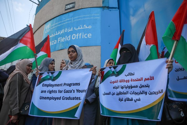 Завършилите Газа изискват решения на UNRWA за високо ниво на безработица