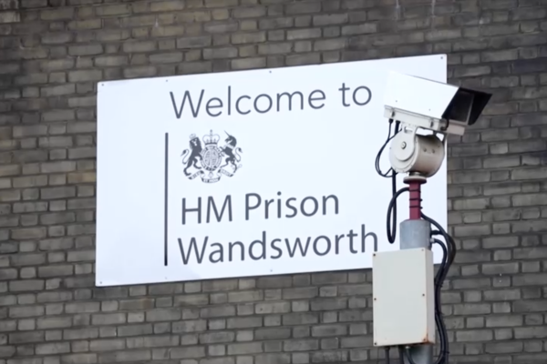 В Лондон се провежда издирване, след като британски войник избяга от затвора