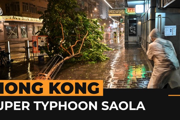 Тайфунът Саола достигна южната китайска провинция Гуангдонг, докато силни ветрове