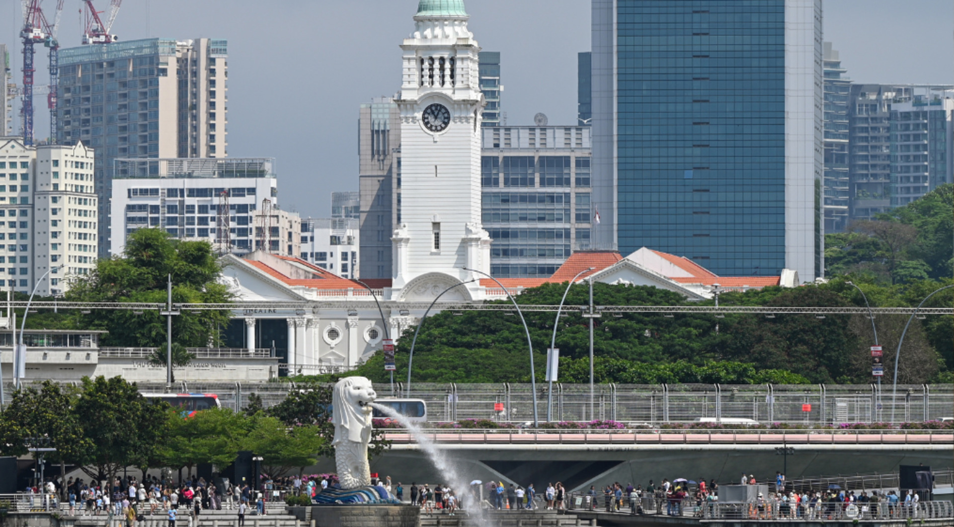 Singapur’da iktidar partisi desteğinin testi olarak görülen başkanlık oylaması yapılıyor