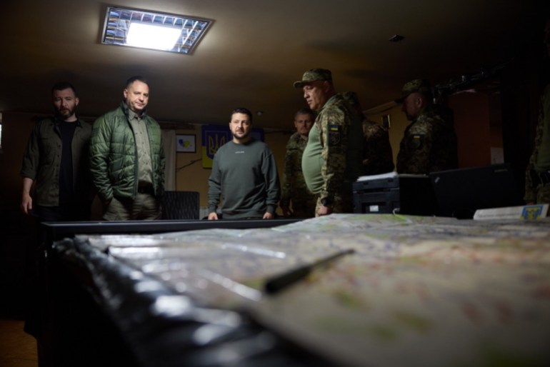 epa10897309 A handout photo made available by Ukraine's Presidential Office shows President Volodymyr Zelensky (C) inspecting a map with Ukrainian servicemen during to his visit to military positions on the front line between Lyman and Kupiansk, 03 October 2023. Russian troops entered Ukrainian territory in February 2022, starting a conflict that has provoked destruction and a humanitarian crisis. EPA-EFE/Office of President of Ukraine HANDOUT HANDOUT EDITORIAL USE ONLY/NO SALES