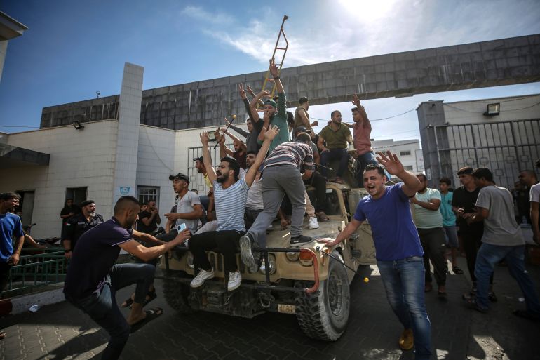 epa10904860 Palestinos dirigem um jipe ​​militar israelense nas ruas de Gaza durante o ataque aos assentamentos israelenses por militantes da milícia Ezz Al-Din Al Qassam, o braço militar do movimento Hamas, cidade de Gaza, 7 de outubro de 2023. Barragens de foguetes foram lançadas do Faixa de Gaza na manhã de sábado, em um ataque surpresa reivindicado pelo movimento islâmico Hamas.  EPA-EFE/HAITHAM IMAD