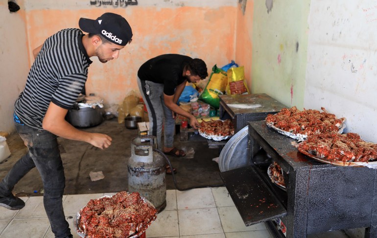 Palestinian volunteer cook in Gaza