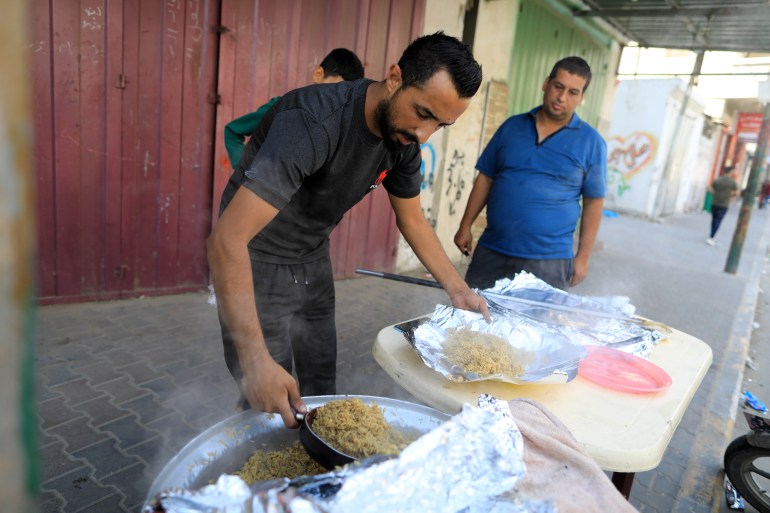 Palestinian volunteer cook in Gaza