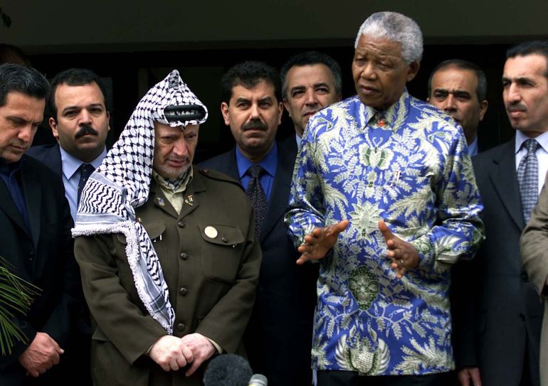 Former South African president Nelson Mandela (R) and Palestinian President Yasser Arafat (L) address the media after holding talkson the crisis in the Middle East May 3, 2001. Arafat is in South Africa to attend the Non-Aligned Movement (NAM) meeting on Palestine, and also to inform President Thabo Mbeki about developments on the Middle East.