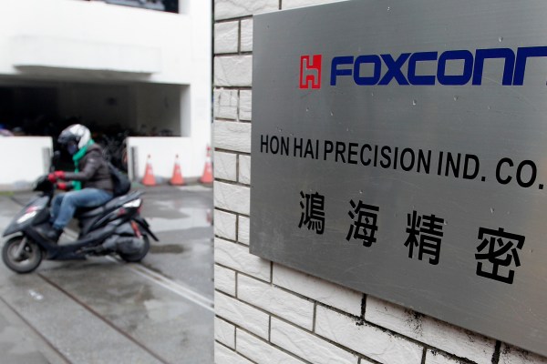 Акциите в тайванската Foxconn основен доставчик на iPhone на Apple