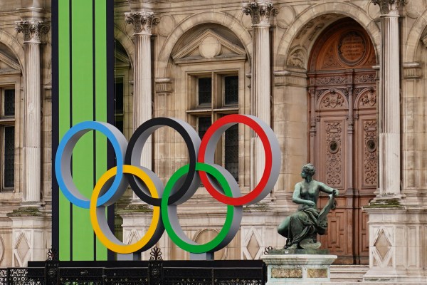 Международният олимпийски комитет МОК предупреди страните които изключват спортисти от