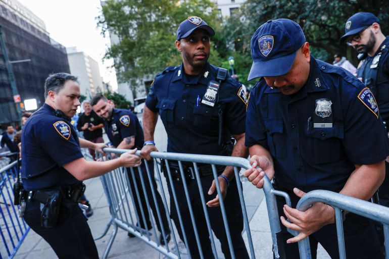New York court officers set up barricades