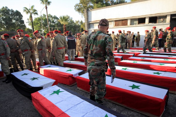 Сирийците започнаха да погребват десетките хора убити при мащабна атака