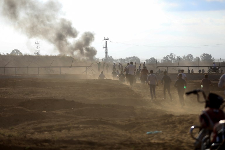 Palestinians break into the Israeli side of Israel-Gaza border fence after Palestinian gunmen infiltrated areas of southern Israel October 7, 2023. REUTERS/Yasser Qudih NO RESALES. NO ARCHIVES.