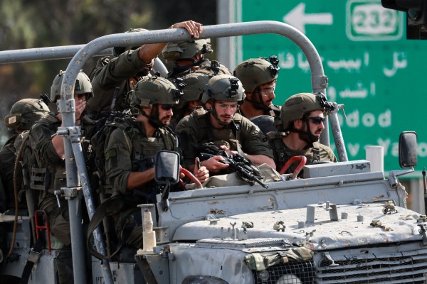 Изненадваща атака от палестинската групировка Хамас срещу Израел – съчетаваща въоръжени