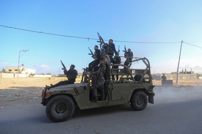 Militantes palestinos dirigem um veículo militar israelense que foi apreendido por homens armados que se infiltraram em áreas do sul de Israel, no norte da Faixa de Gaza, 7 de outubro de 2023. REUTERS/Ahmed Zakot TPX IMAGENS DO DIA