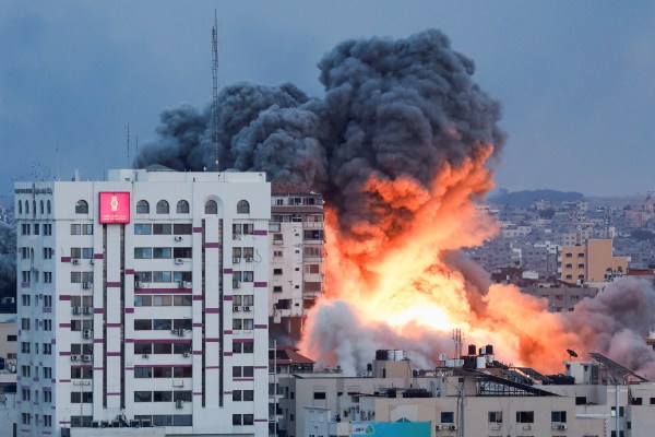 Израелските въздушни удари срещу обсадената Ивица Газа събориха кула в