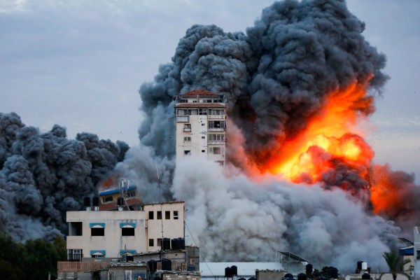 Израел предприе множество въздушни нападения срещу обсадената Ивица Газа след