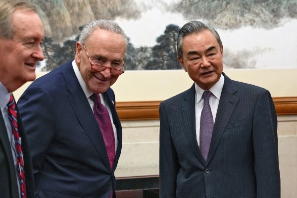 Чък Шумър ръководещ група сенатори от Съединените щати в Пекин