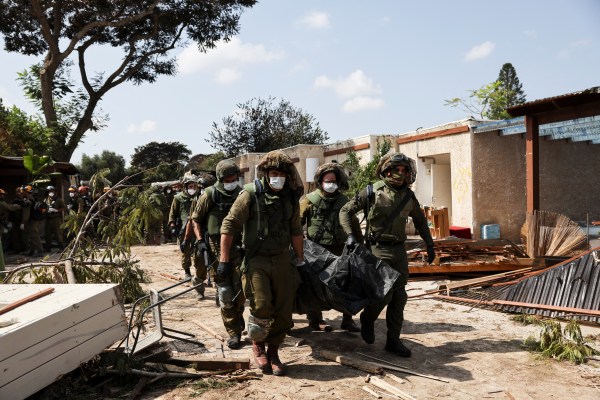  
Десетки тела на израелски цивилни и бойци на Хамас бяха