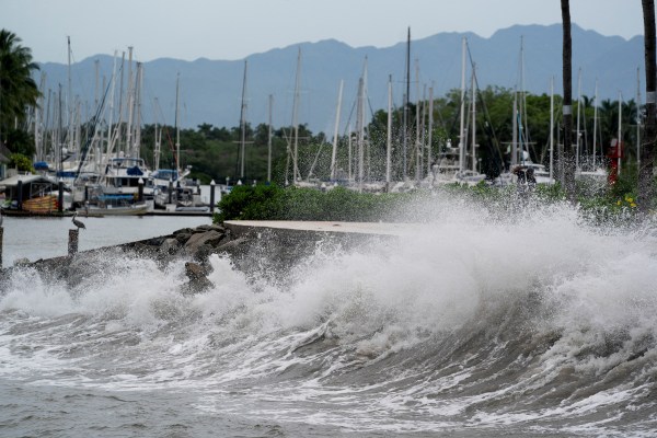 Ураганът Лидия се разби в тихоокеанското крайбрежие на Мексико като