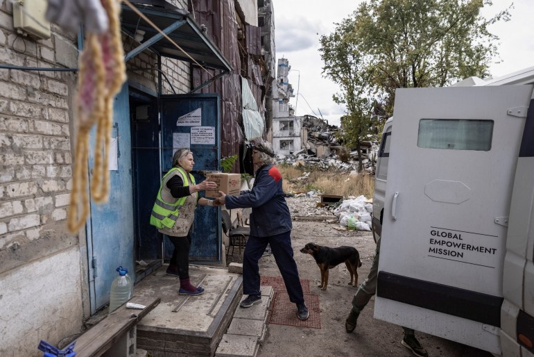 Volunteers unload humanitarian aid, amid Russia's attack on Ukraine, in the front line city of Vuhledar in Donetsk region, Ukraine October 10, 2023. REUTERS/Yevhen Titov