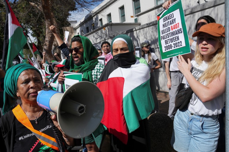 Filistin Dayanışma Kampanyası üyeleri, Güney Afrika'nın Cape Town kentindeki İsrail konsolosluğu önünde protesto gösterisi düzenledi, 11 Ekim 2023. REUTERS/Nic Bothma
