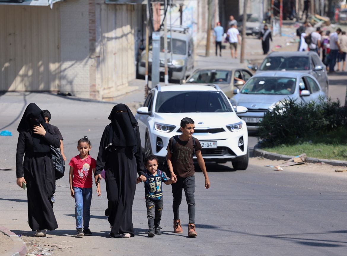 Palestinians flee their houses heading toward the southern part of Gaza Strip