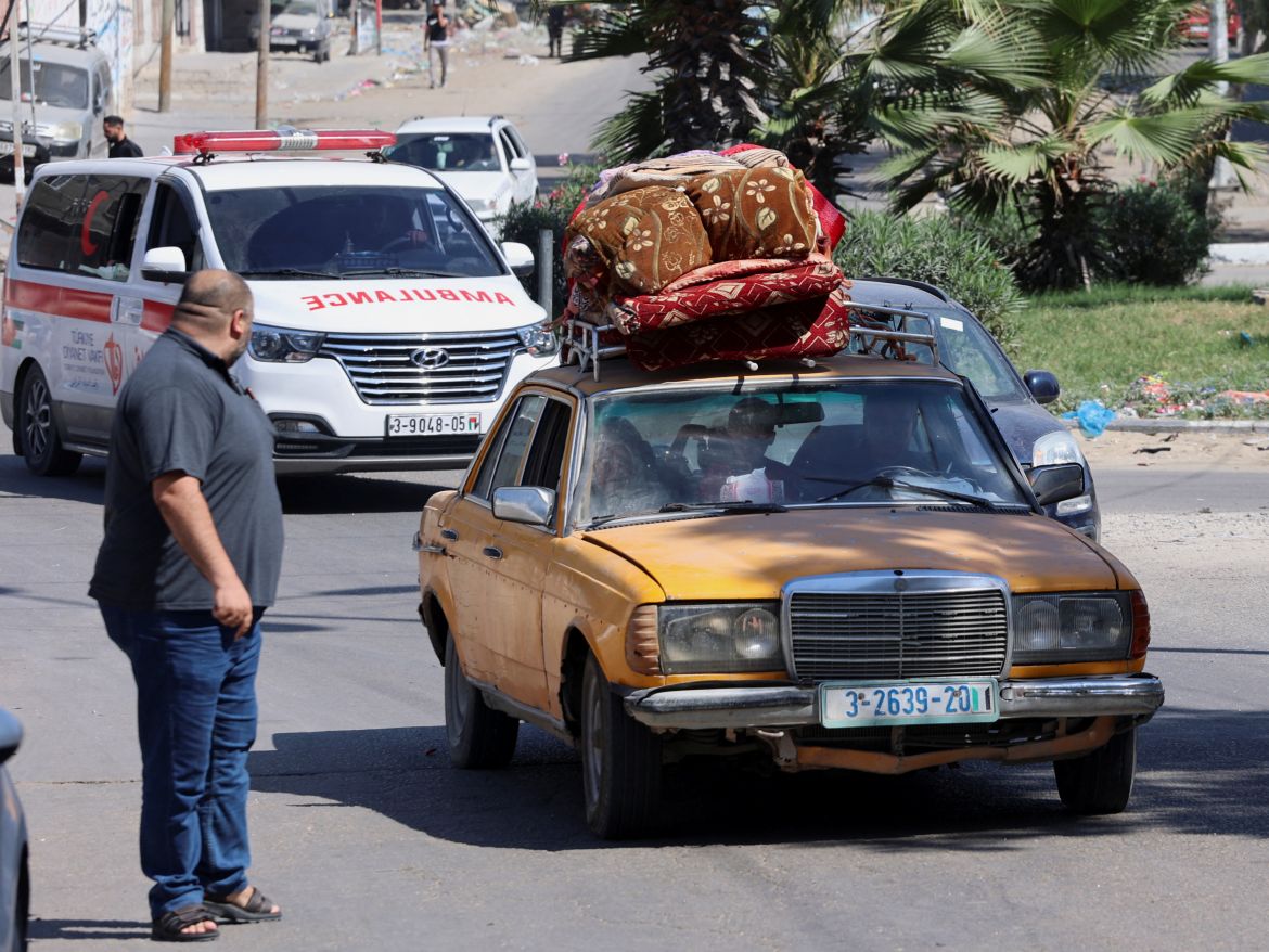 Palestinians flee their houses heading toward the southern part of Gaza Strip
