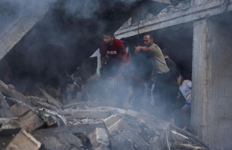 Warga Palestina mencari korban selamat di bawah reruntuhan bangunan yang hancur akibat serangan udara Israel.
