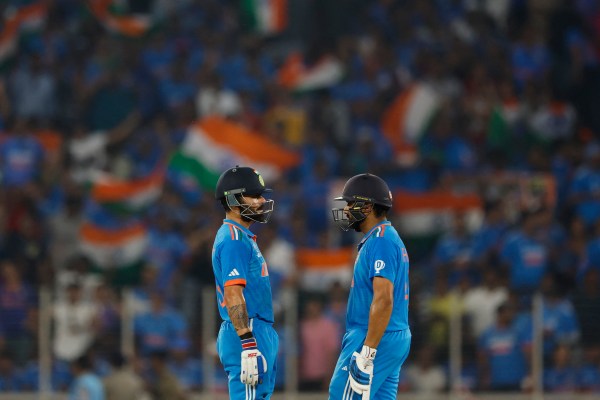 Индийците Рохит и Коли пропуснаха етапа с белите топки от обиколката на Южна Африка по крикет