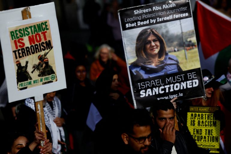 Demonstran berunjuk rasa selama pawai 'Stand with Palestine' sebagai solidaritas dengan Gaza, di Dublin, Irlandia, 14 Oktober 2023 [Clodagh Kilcoyne/ Reuters]