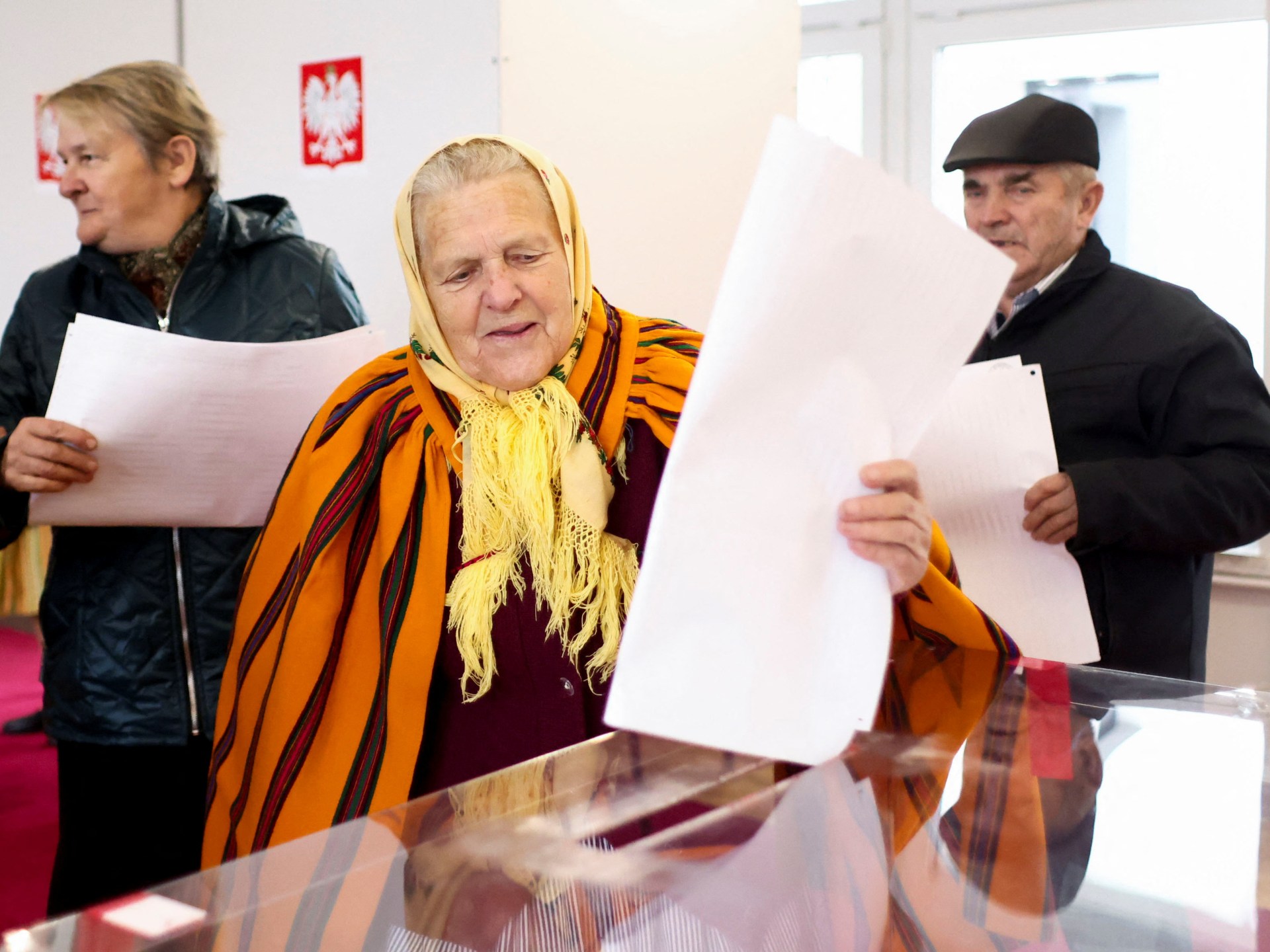 Polonia vota en elecciones clave en medio del creciente nacionalismo y la guerra en Ucrania  noticias electorales