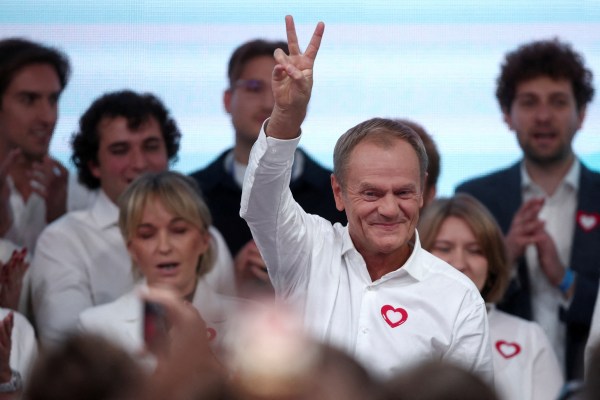 Полският опозиционен лидер Доналд Туск приветства екзитполове показващи че опозиционните