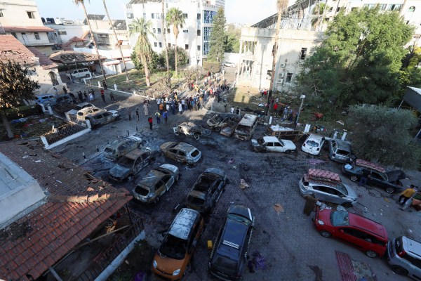 Мащабен взрив в арабската болница ал Ахли в Газа уби най малко