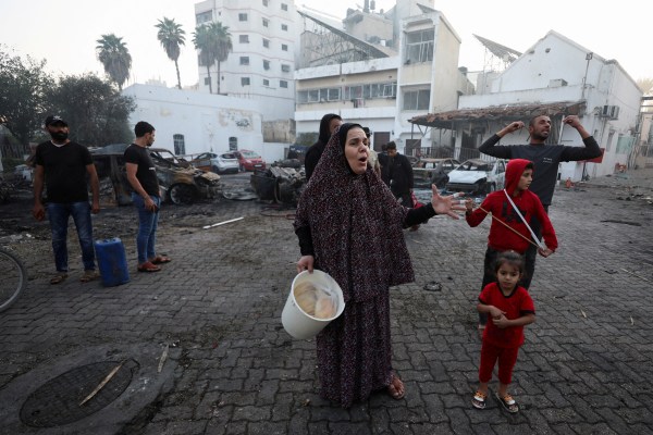 Поне 500 души бяха убити при експлозия в арабската болница