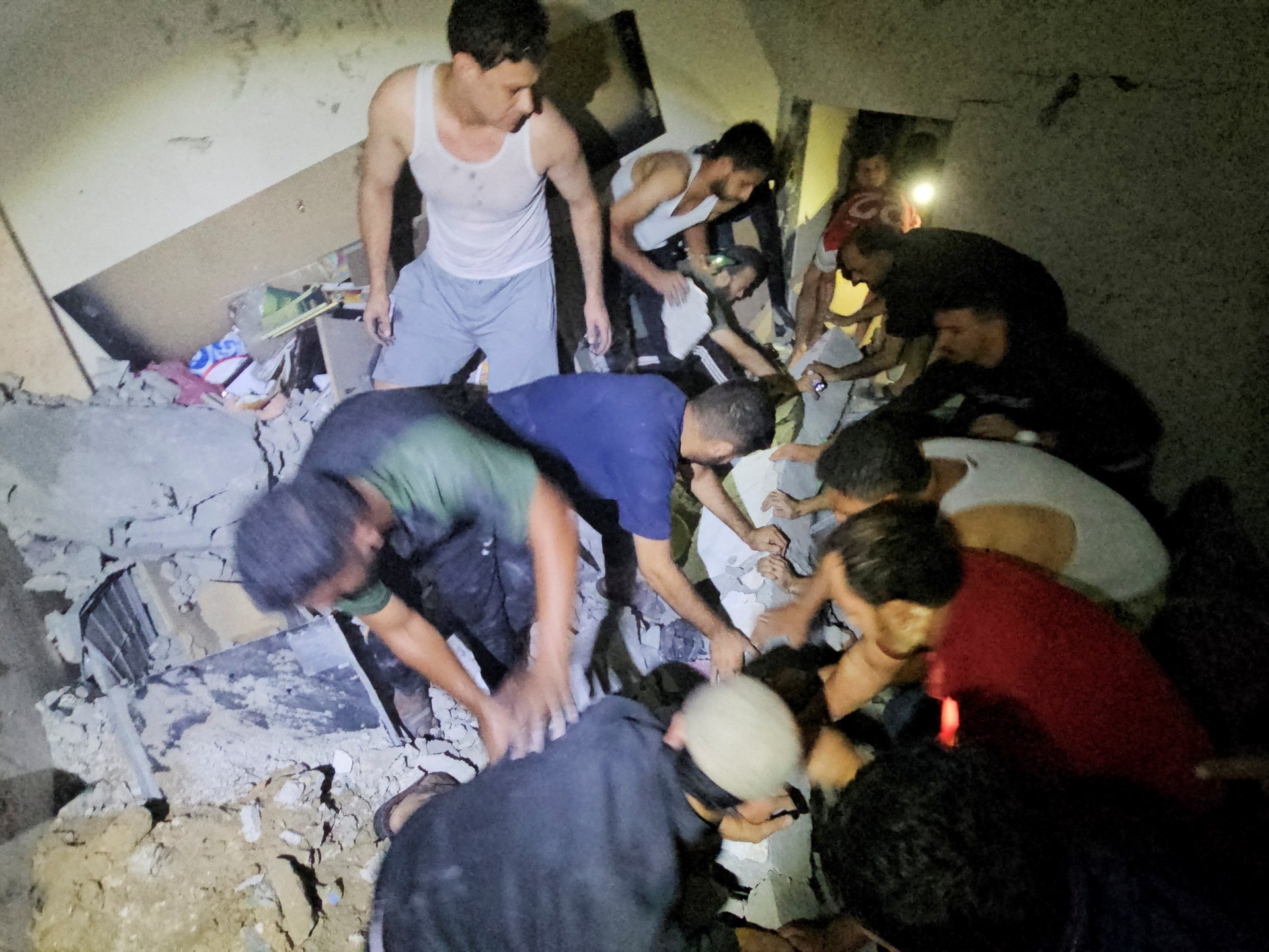 Izraelské nálety zabili 30 ľudí v utečeneckom tábore Džabalíja v Gaze: Civilná obrana |  Správy o konflikte medzi Izraelom a Palestínou