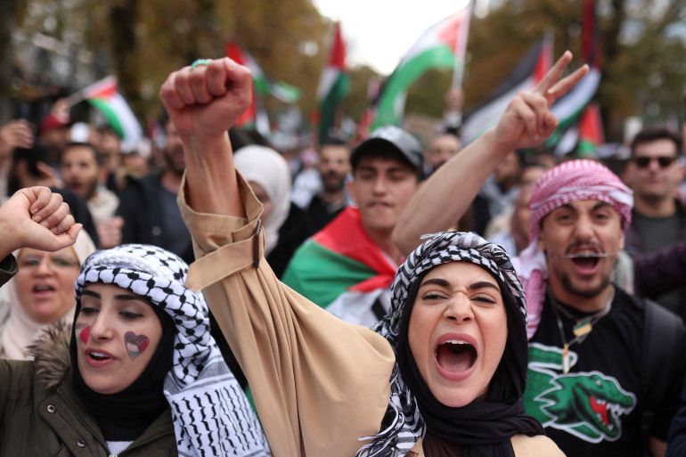 I manifestanti protestano in solidarietà con i palestinesi a Gaza, nel mezzo del conflitto in corso tra Israele e il gruppo islamista palestinese Hamas, a Duesseldorf, Germania, 21 ottobre 2023. REUTERS/Thilo Schmuelgen