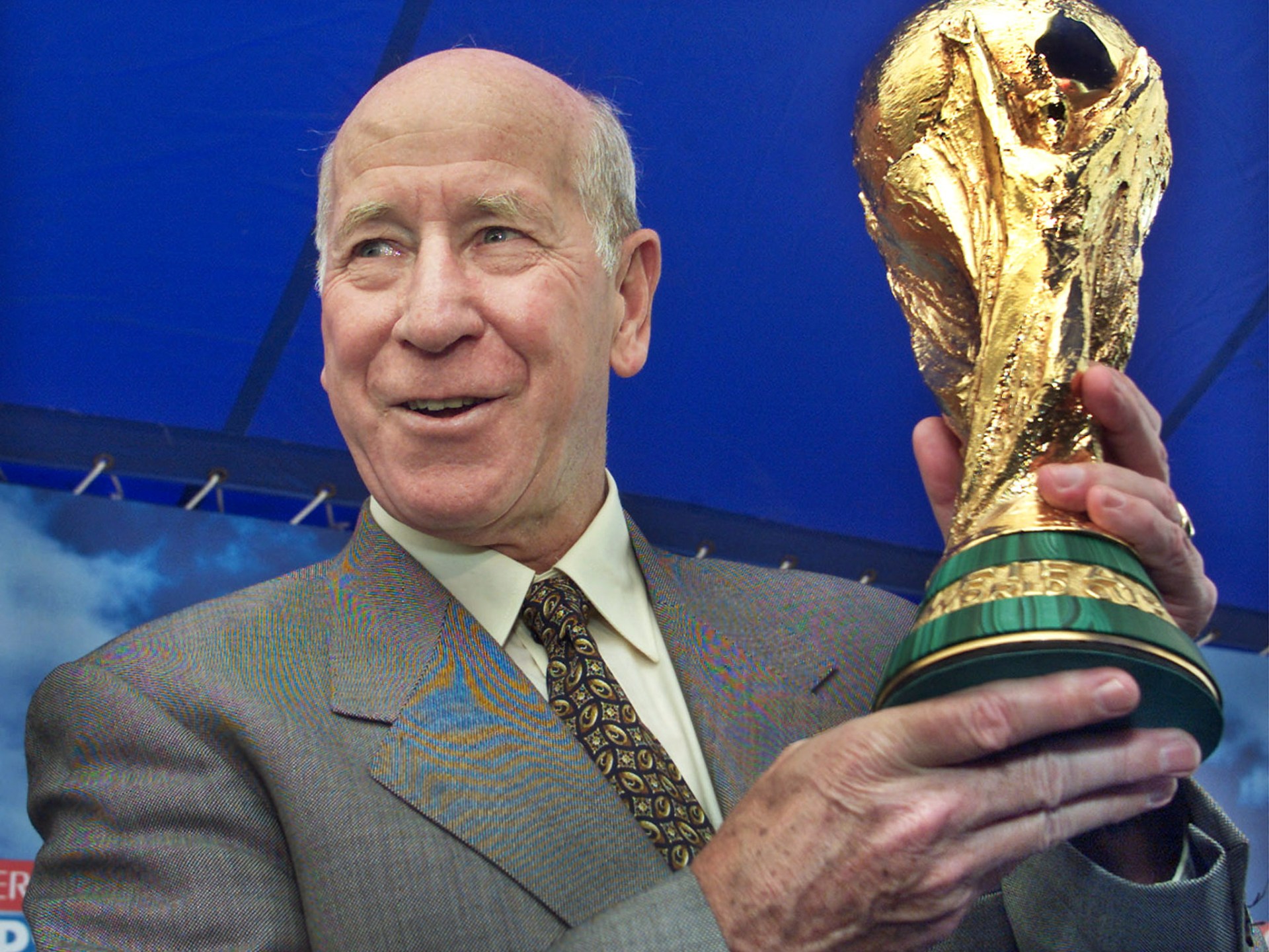 Bobby Charlton, Manchester United and England legend, dies aged 86 | Football News