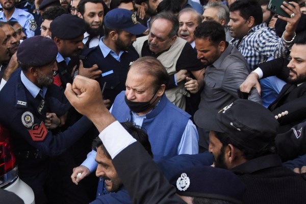 Пакистански съд пусна под гаранция трикратния бивш премиер Наваз Шариф
