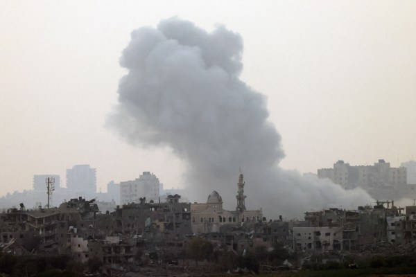 Израелските въздушни удари срещу Газа убиха десетки хора през нощта,