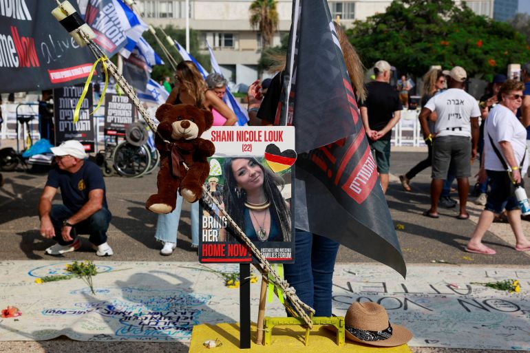 Una foto di Shani Nicole Louk, scomparsa, viene mostrata durante una manifestazione di familiari e sostenitori degli ostaggi tenuti a Gaza