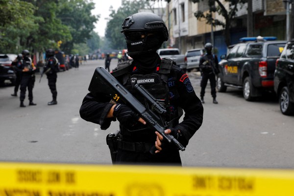 Индонезийските власти са арестували десетки хора от твърдолинейни групи по