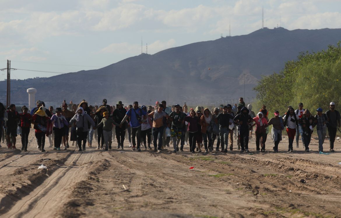 Migrant people head to the Rio Grande to cross it to seek asylum in the US