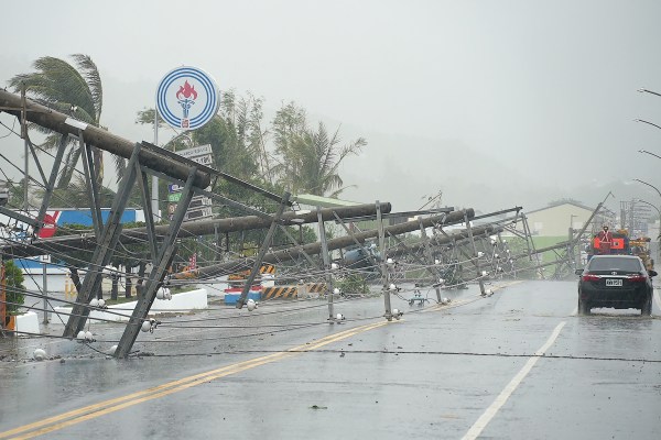 Тайфунът Koinu връхлетя Южен Тайван като уби един човек и