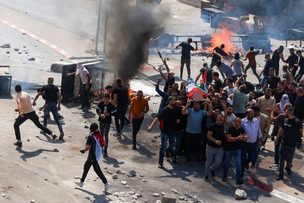 Палестинец е убит когато група израелски заселници атакува град Хувара