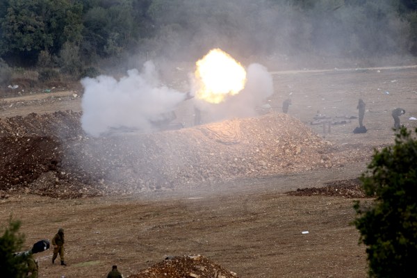 Ливанската въоръжена групировка Хизбула изстреля бараж от ракети към Израел