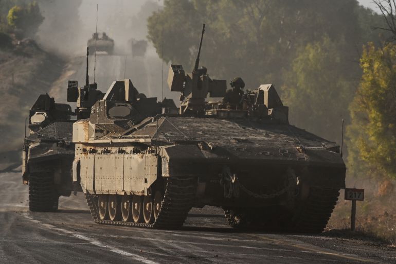 Veicoli blindati dell'esercito israeliano avanzano verso il confine con la Striscia di Gaza in una località sconosciuta nel sud di Israele