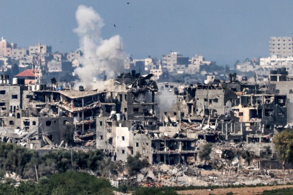 Докато обсадата и бомбардирането на Газа продължават с пълна сила