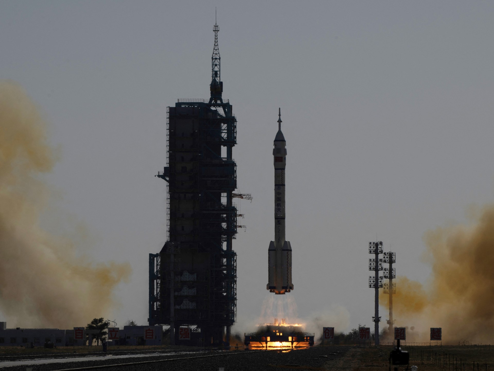 우주정거장에 발사된 역대 최연소 중국 우주비행사  우주 뉴스