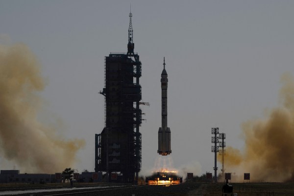 Най младият екипаж от астронавти на Китай излетя на шестмесечна мисия
